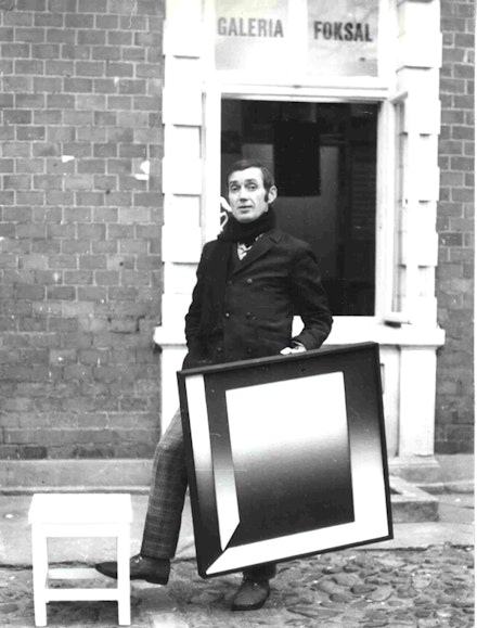 Wieslaw Borowski with a painting by Zbigniew Gostomski in front of Galeria Foksal in Warsaw. Photo courtesy of Galeria Foksal.