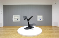 Installation view, Alexander Calder: De grote ontdekking, Gemeentemuseum den Haag, 2012. From left to right: Mondrian’s “Composition with Double Line and Blue,” 1935; Calder’s “Devil
Fish,” 1937; and Mondrian’s “Composition de lignes et couleur: III,” 1937. Courtesy the Calder Foundation.
